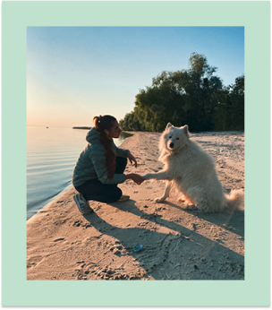 Yuliia mit Hund am Strand