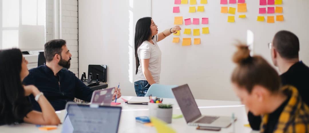 Menschen diskutieren in einem Workshop