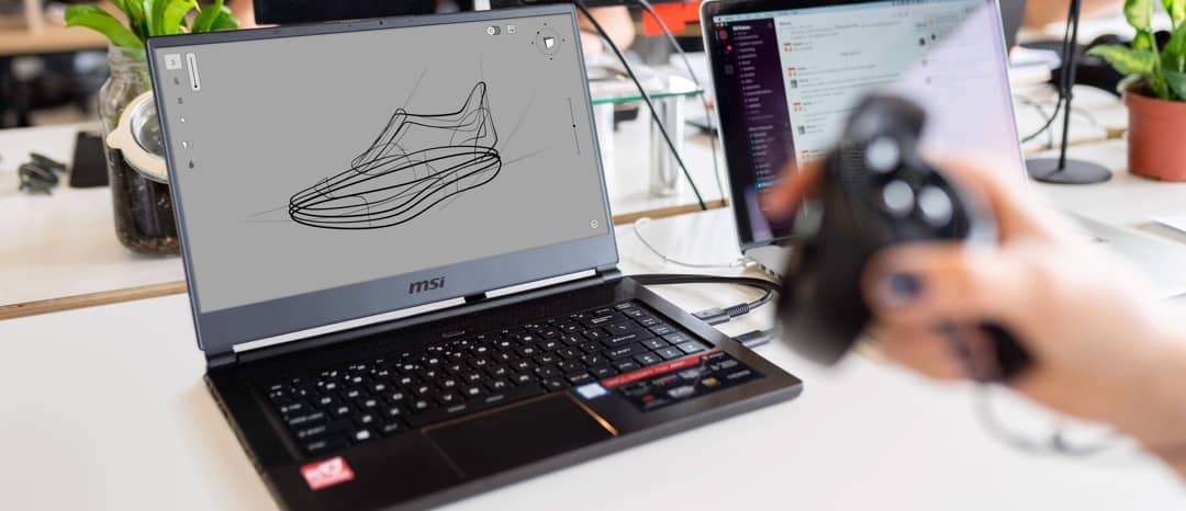Auf einem Schreibtisch steht ein Laptop mit einer Grafik darauf